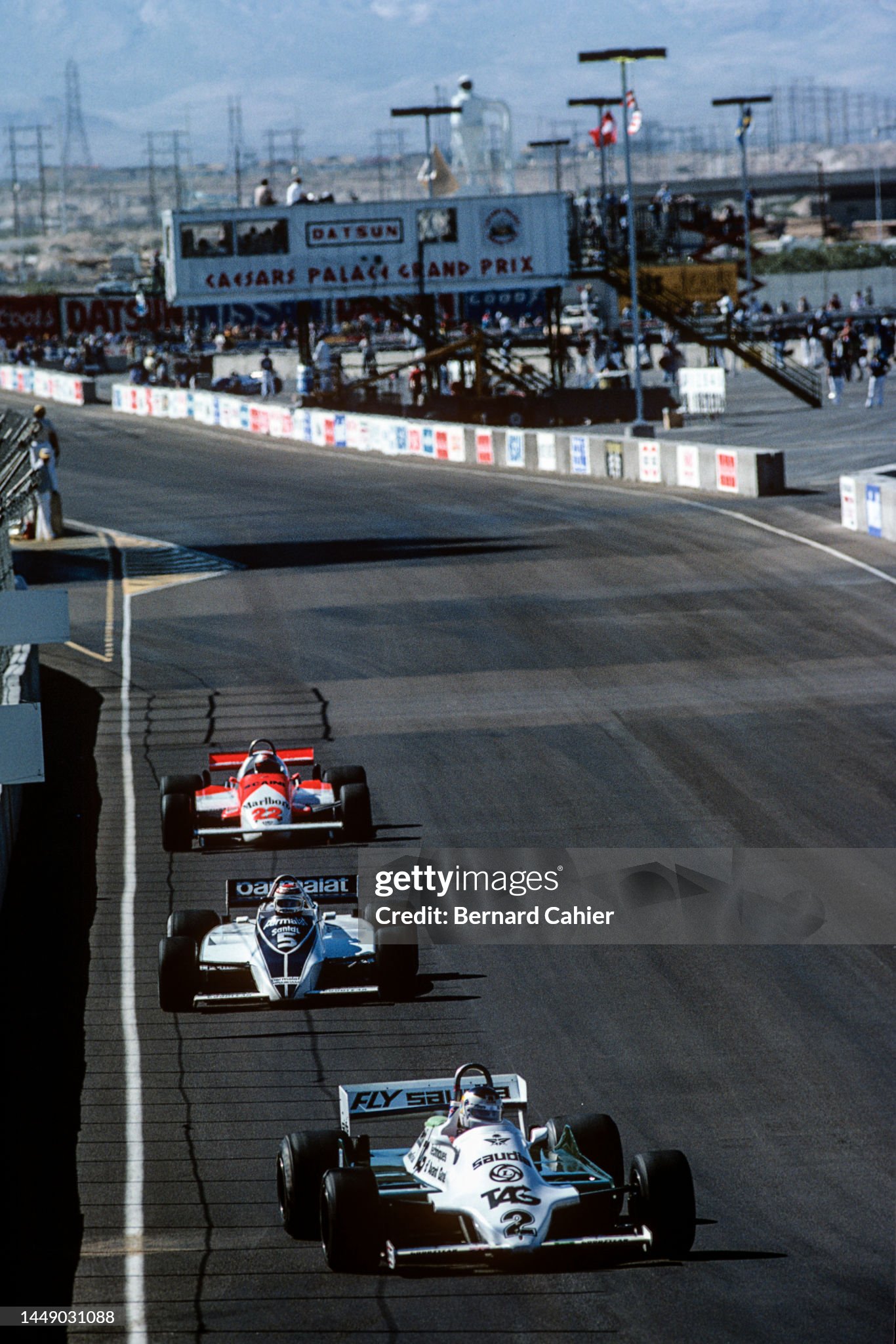 Carlos Reutemann, Nelson Piquet, Williams-Ford FW07C, Brabham-Ford BT49C, Grand Prix of Caesars Palace, Caesars Palace, Las Vegas, 17 October 1981. 