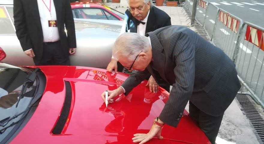 Piero Lardi Ferrari “signing” Lello Apicella’s Ferrari Testa Rossa.