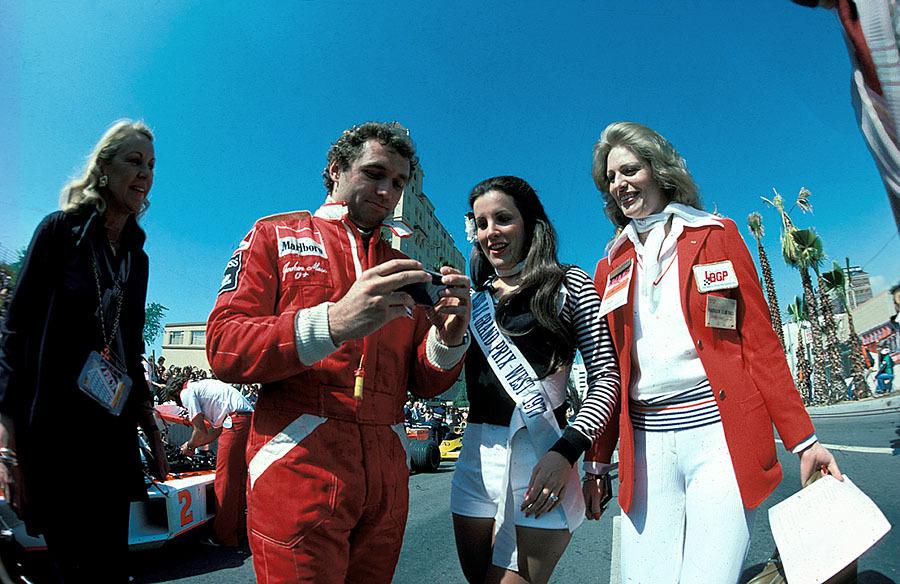 Jochen Mass and grid girls, 1977, USA-West, Long Beach.