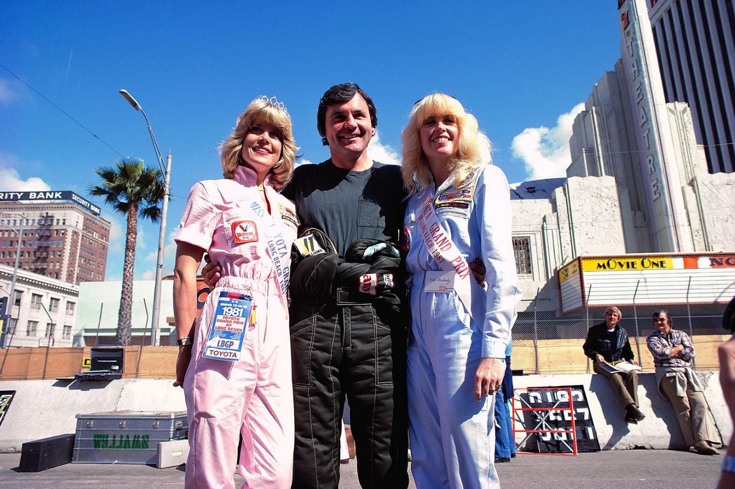 The 1980 F1 World Champion Alan Jones and two Toyota-girls, Long Beach, US-West Grand Prix, 1981.