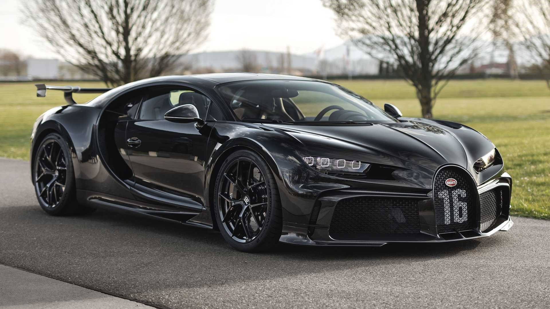 Bugatti celebrates 300 Chiron produced with this black Pur Sport.