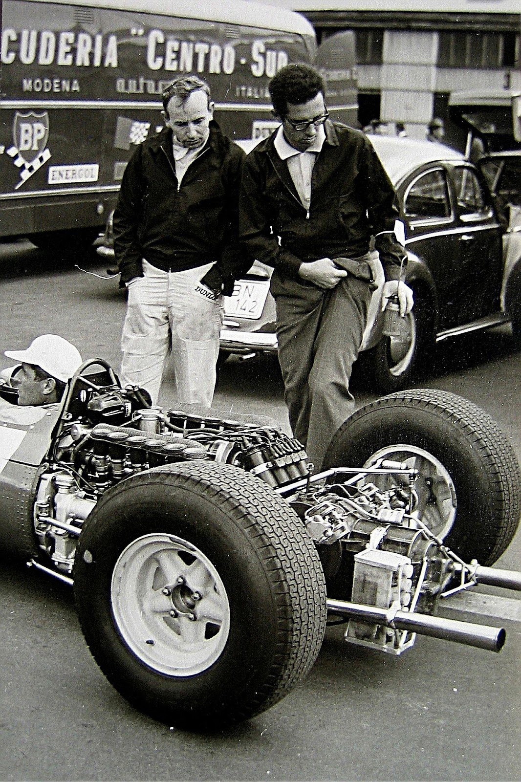 Forghieri (right) with John Surtees inspecting a Ferrari 1512 in 1965 at the Nürburgring.