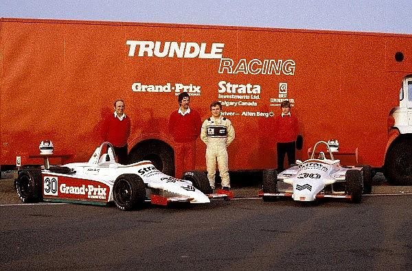 Allen Berg poses with members of the Trundle Racing team and two Ralt Toyota RT3/83 chassis. British F3 Championship, England, 1983.