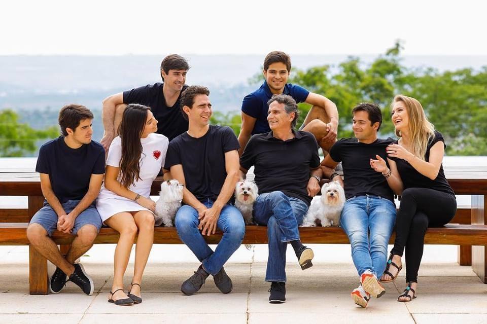 Nelson Piquet with his seven children on December 30, 2017, at Brasilia-DF International Airport. Behind, Geraldo and Pedro. Seated, Marco, Kelly, Laszlo, Nelson, Nelsinho and Julia.