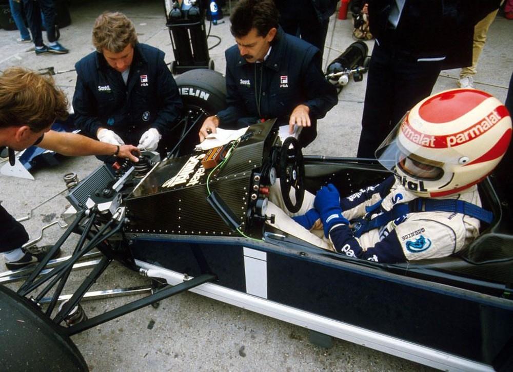 In 1984, Charlie Whiting, head of mechanics at Brabham (in white gloves), alongside South African designer Gordon Murray. They work on the settlement of Nelson Piquet's Brabham-BMW.