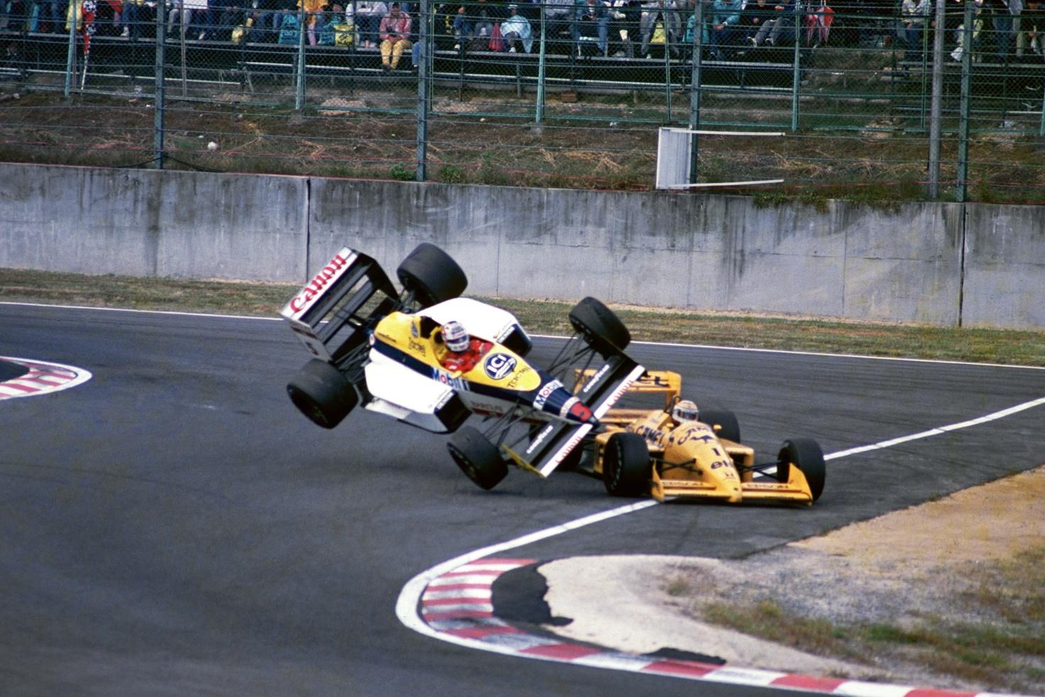 Nelson Piquet and Nigel Mansell clash in the 1988 Japanese Grand Prix.
