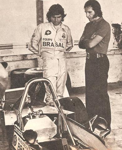 Piquet receiving advice from Emerson Fittipaldi, before a Super Vee test.