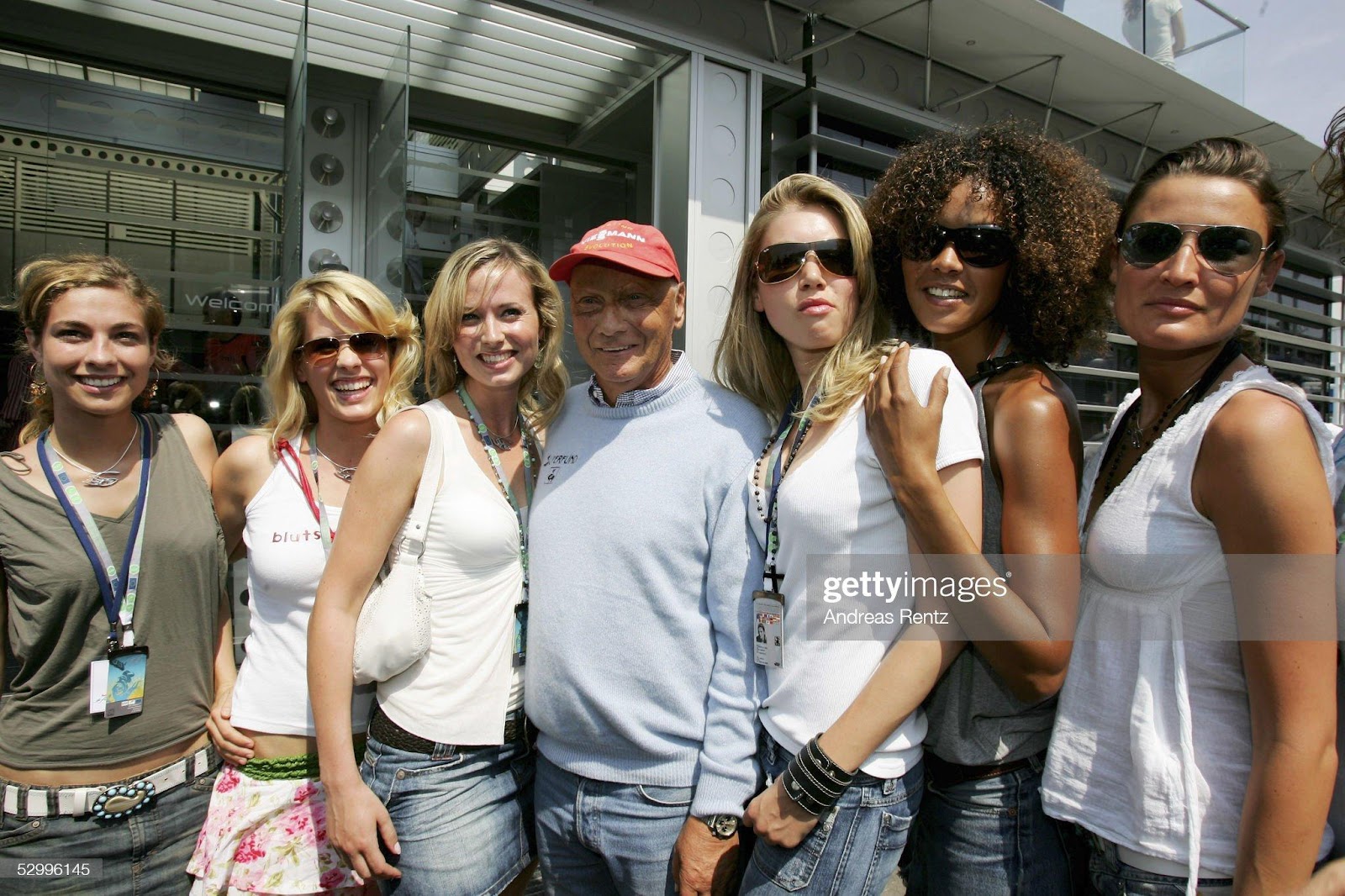 Picture of Niki Lauda with models