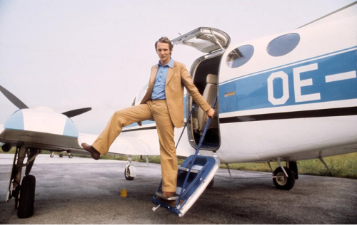 Niki Lauda next to a airplane
