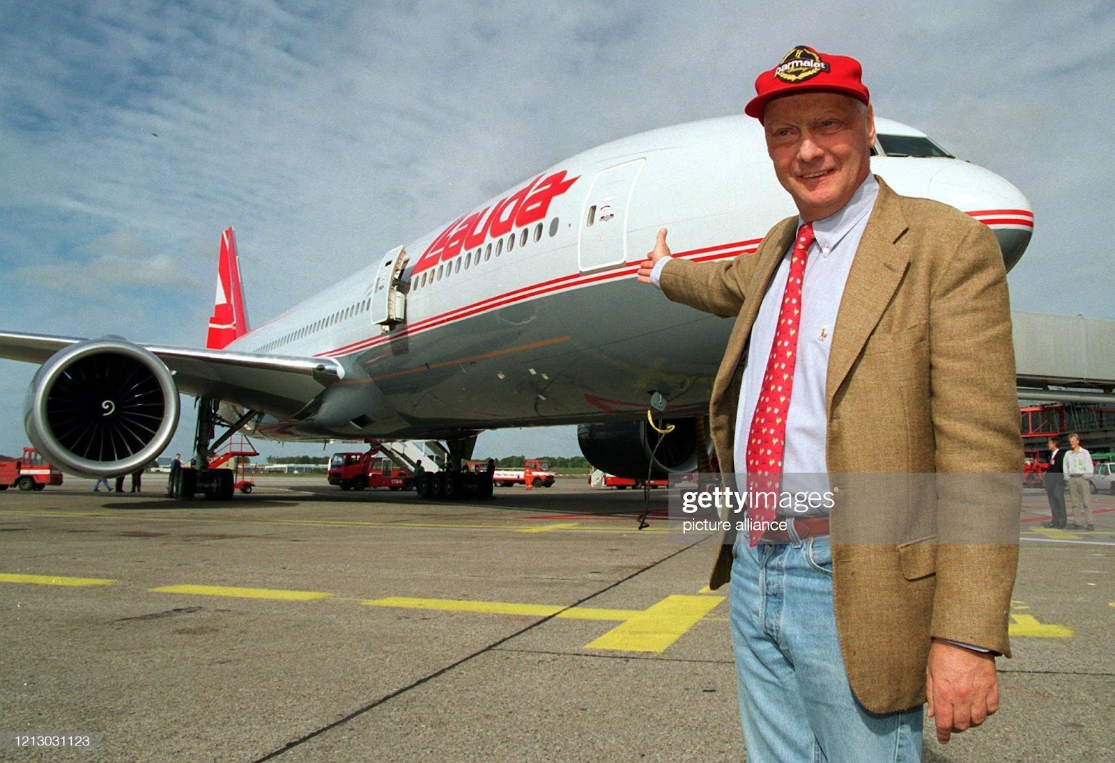 Niki Lauda next to an airplane