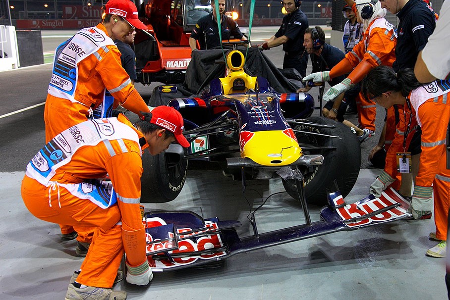Webber's damaged car is carefully being brought back to pits after Friday's practice session, at the 2009 Singapore GP. 