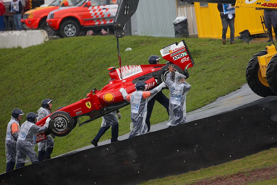 Q1 is stopped, Fisichella's Ferrari is being removed, Sao Paulo, Interlagos, 2009. 