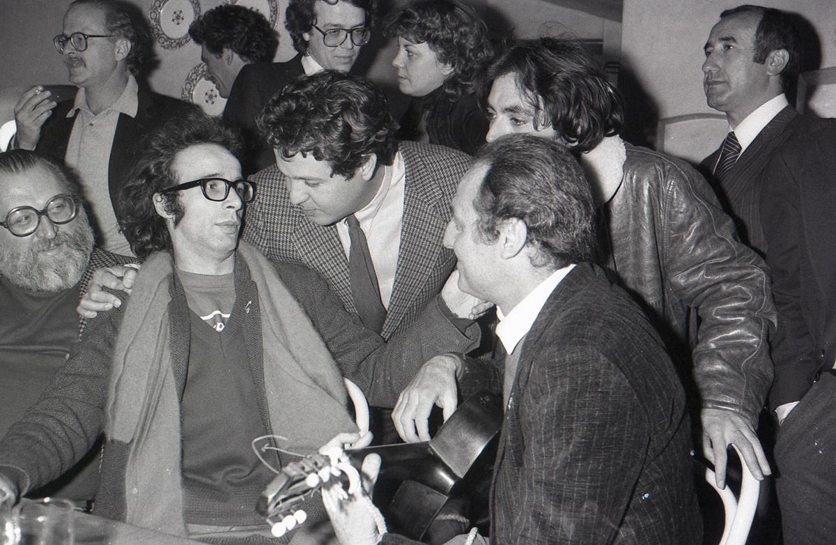 Renato Pozzetto with Sergio Leone, Roberto Benigni, Renzo Arbore and Leopoldo Mastelloni circa 1970. 
