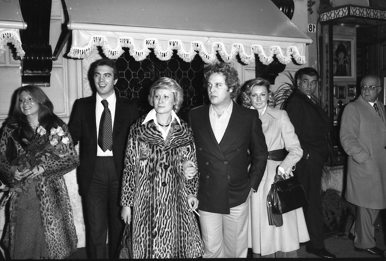 Renato Pozzetto with his wife and friends at the Sans Souci restaurant in via Sicilia in Rome on 09 November 1974. 