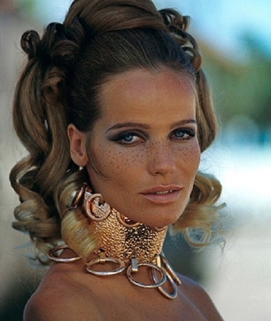 Legendary fashion model Veruschka, another splendid woman with whom Teo Teocoli, a great playboy, had a relationship during the period in which he shared the same apartment in Rome in the Fleming neighborhood with Franco Califano, also unrepentant seducer of beautiful women. Ax extraordinary couple indeed.