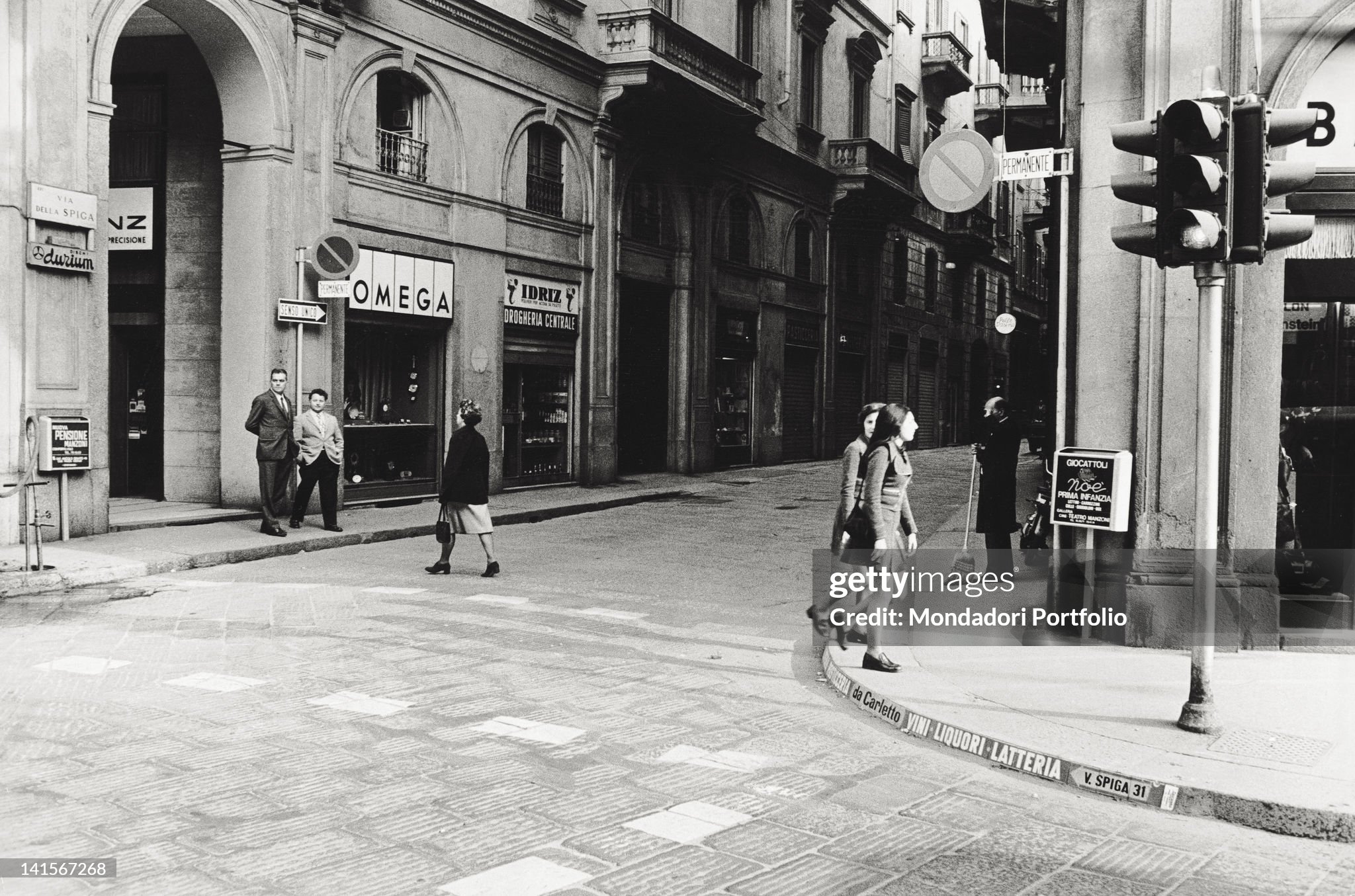 Passers-by crossing via della Spiga in Milan in 1971. 