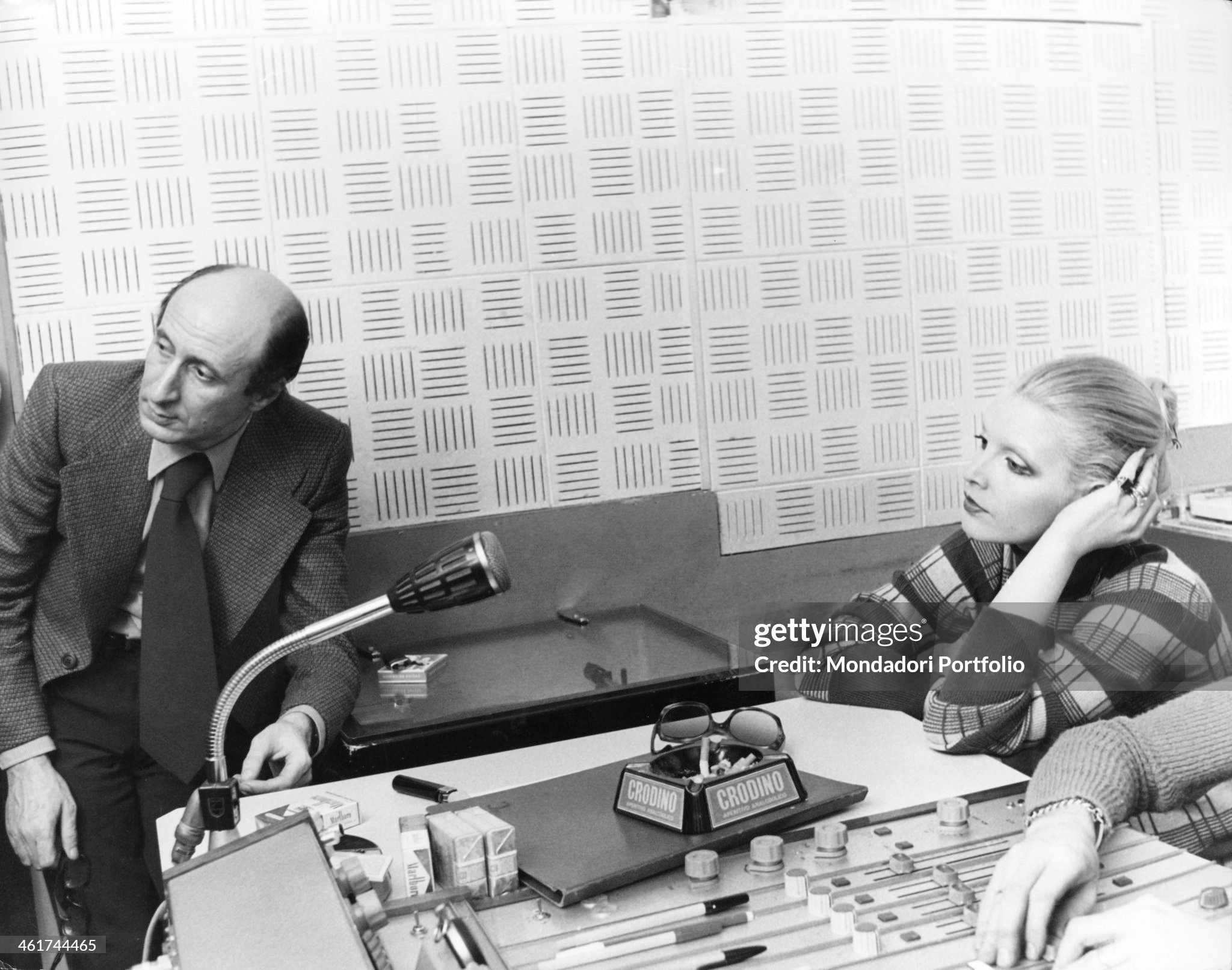 Music journalist Gigi Vesigna and the famous Italian singer Patty Pravo are attending the finishing of the latter's album, Sì... incoerenza, in the Phonogram recording studio in Milan in March 1972. Patty Pravo, recently married to Franco Baldieri, is at her third LP with the Philips's record label. 