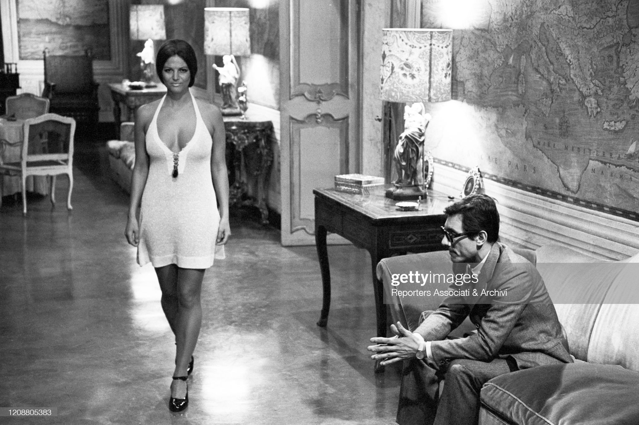 Claudia Cardinale and Enzo Jannacci in the film ‘Papal Audience’ in Italy in 1972. 