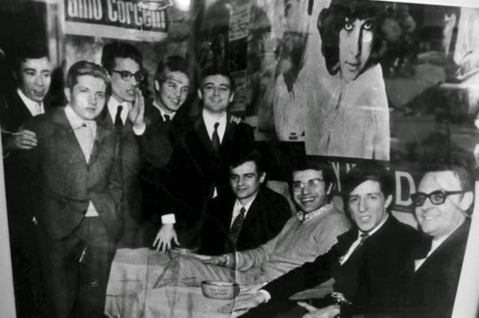 Umberto Bindi, Bruno Lauzi, Enzo Jannacci, me, Cochi, Sergio Endrigo, Augusto Martelli, Giorgio Gaber. 