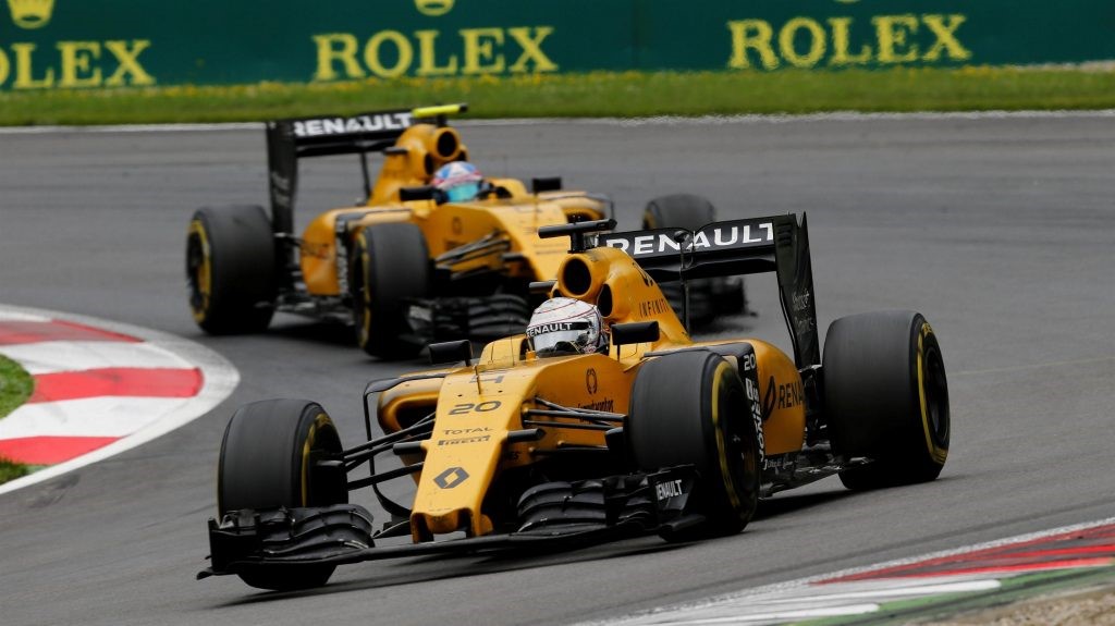 Two Renaults F1 in 2016.