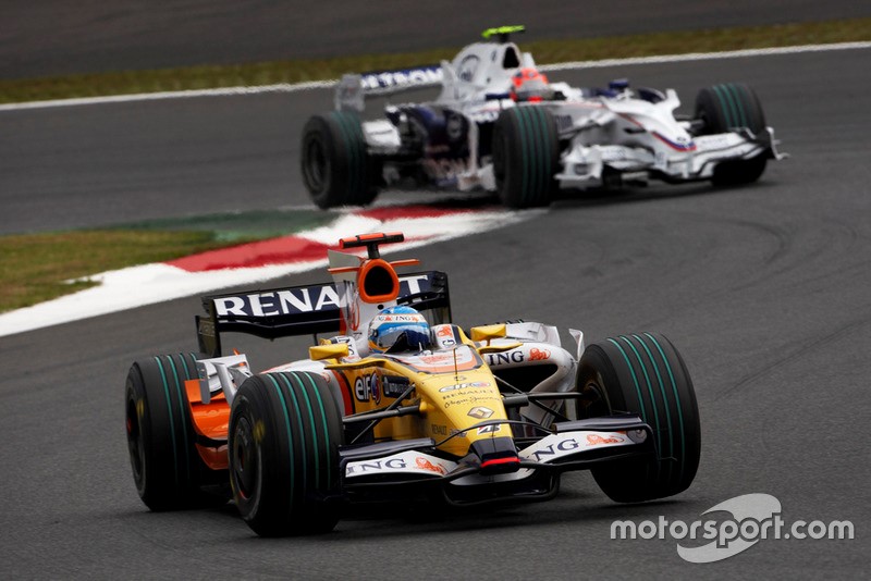Fernando Alonso, Renault R28 leads Robert Kubica, BMW Sauber F1.08. 