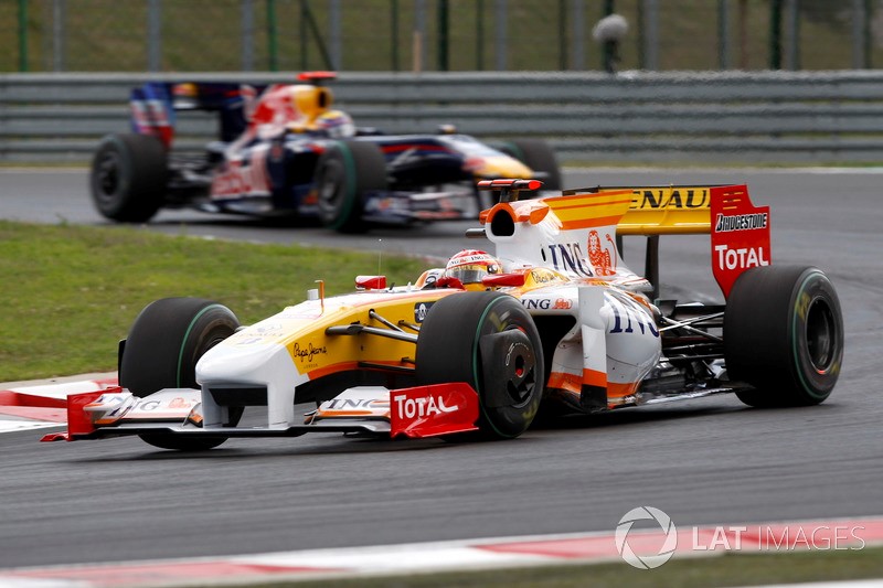 Fernando Alonso, Renault F1 Team R29 leads Mark Webber, Red Bull Racing RB5. 