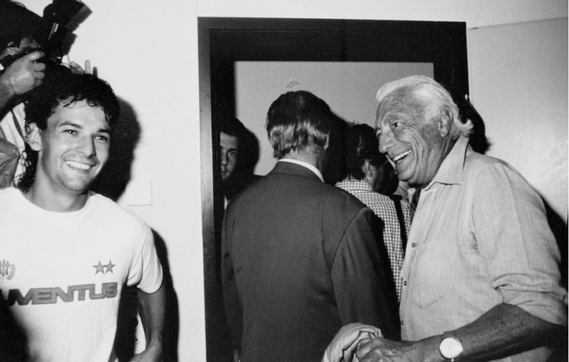 Roberto Baggio and Gianni Agnelli in the Juventus dressing room. 