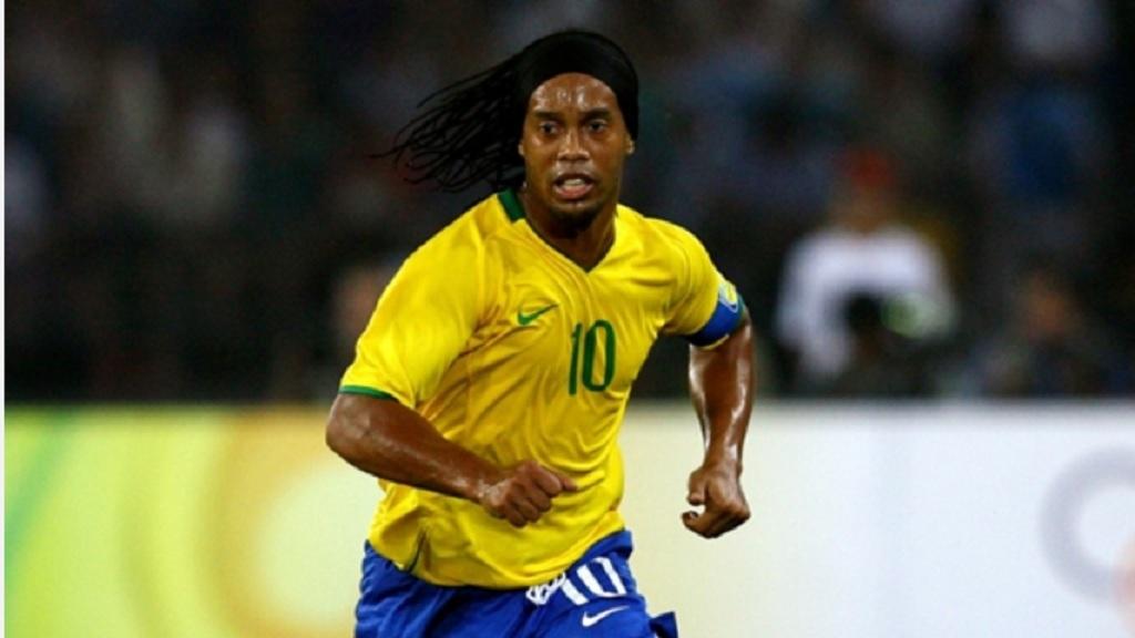 Ronaldinho with the shirt of Brazil.