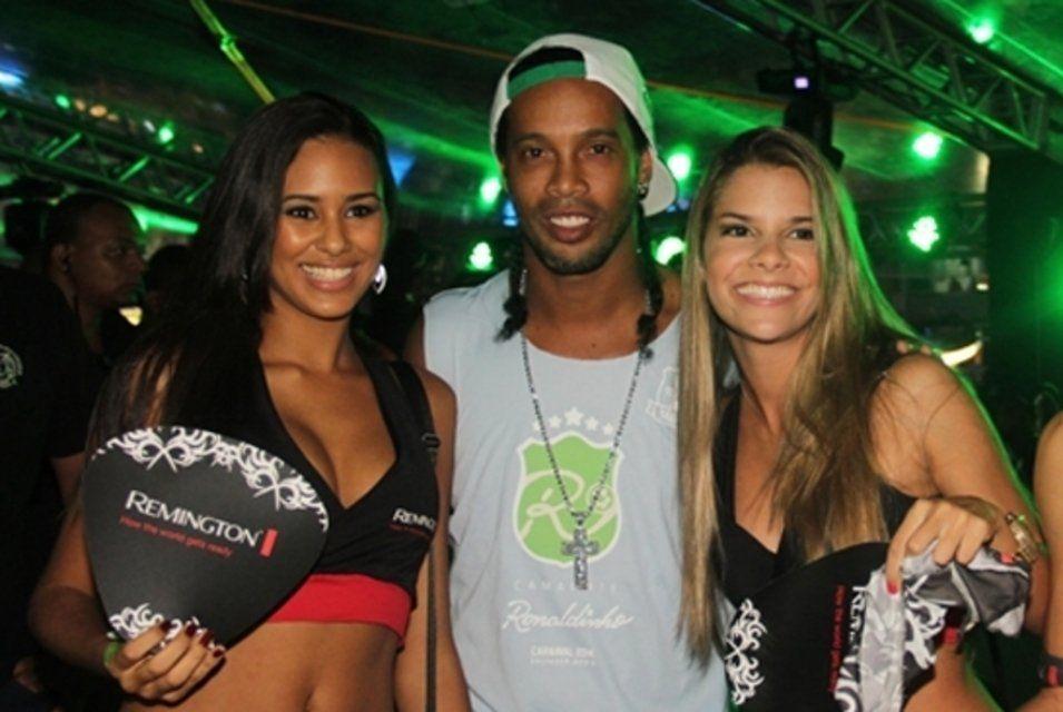 Ronaldinho with two women in 2014.