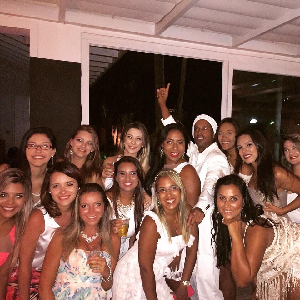 Ronaldinho surrounded by women.
