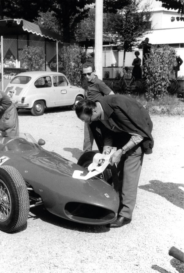 1961 Italian Grand Prix, Romolo Tavoni and Richie Ginther's Ferrari.
