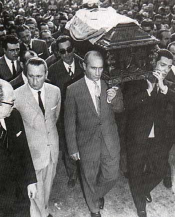 Juan Manuel Fangio carrying the coffin.