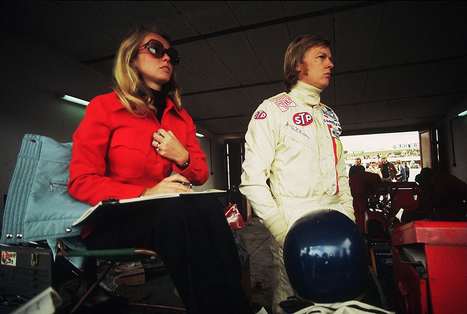 Ronnie and Barbro Peterson in the pits at Jarama on 01 May 1972. 