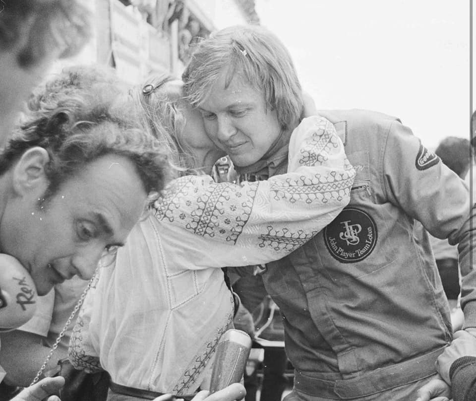 Barbro kissing Ronnie Peterson.