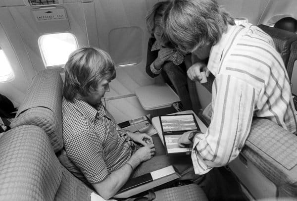 Ronnie Peterson playing backgammon on his flight to United States for the Grand Prix in Watkins Glen on 05 October 1975.