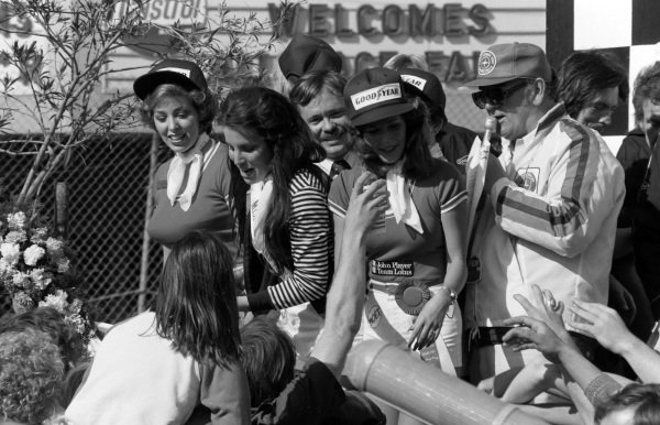 Girls at the US Grand Prix West in Long Beach on 03 April 1977. 