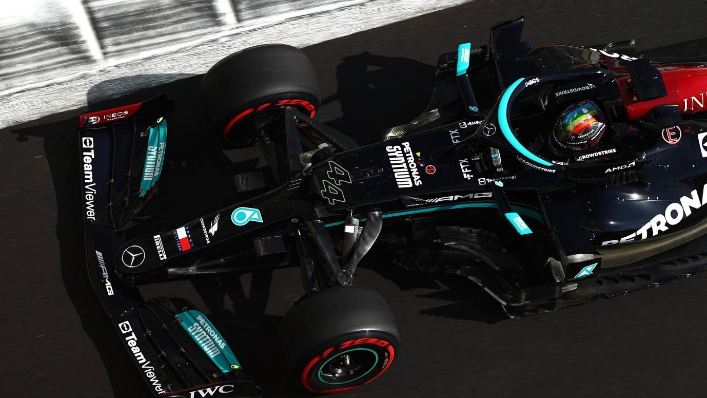 Lewis Hamilton driving at Abu Dhabi in 2021.