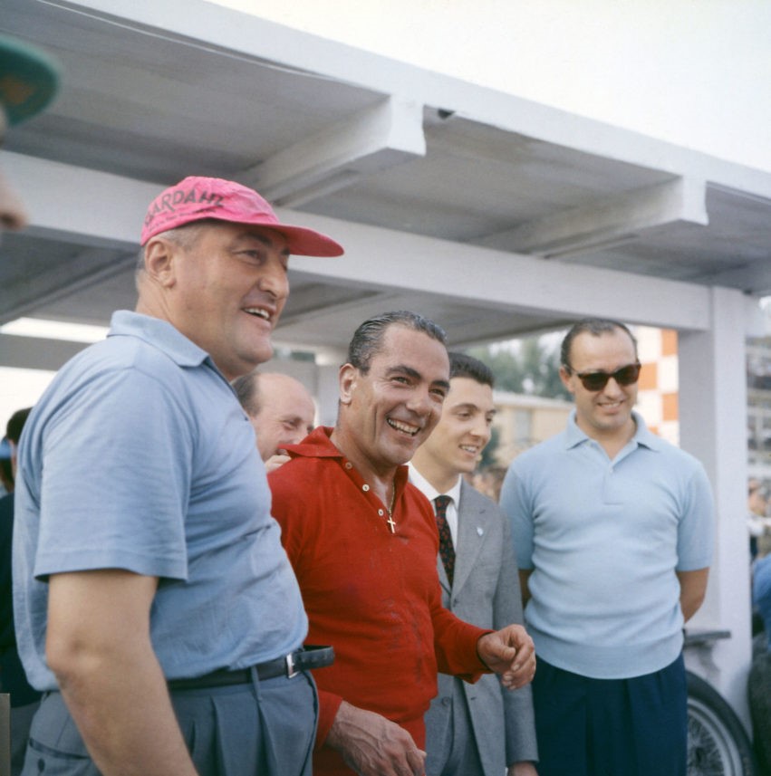 Behra (red shirt) in 1957. 