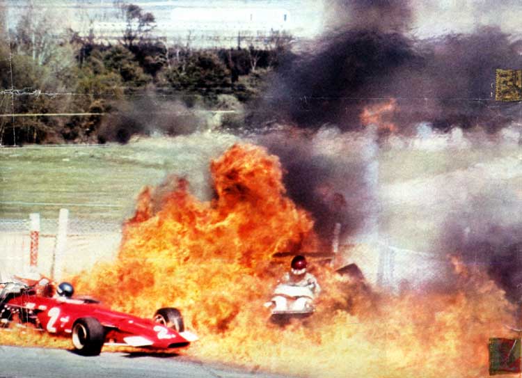 N.2 Ickx’s Ferrari 312B and Oliver’s white BRM P153, inside an inferno. 