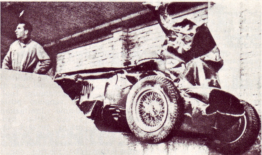 The car of Eugenio Castellotti after the crash in Modena.