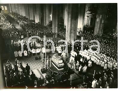 Cathedral of Milan, the crowd that took part at the funeral of Eugenio Castellotti in 1957.
