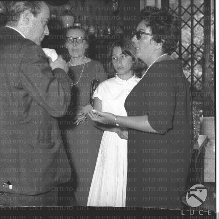 Musso's daughter, Lucietta, between her mother and grandmother on 09.07.1958.