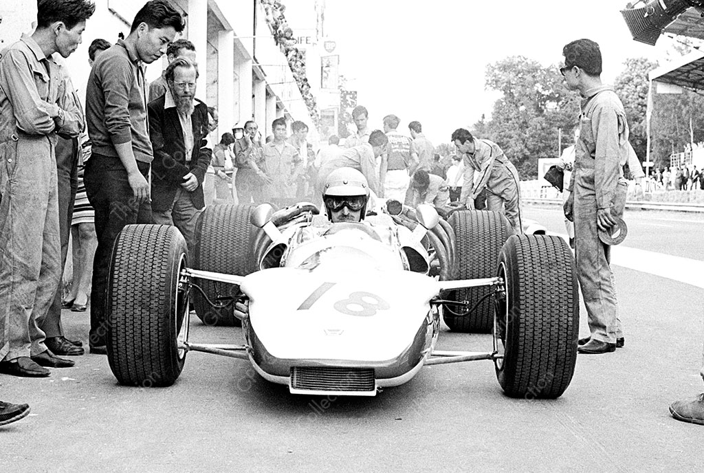 Jo Schlesser, Honda RA302, at the pits in the French GP at Rouen on July 07, 1968.