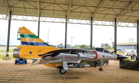 In 2019 the Brazilian Air Force recalled that flight by repainting a Mirage 2000 with the colors of Ayrton's helmet.