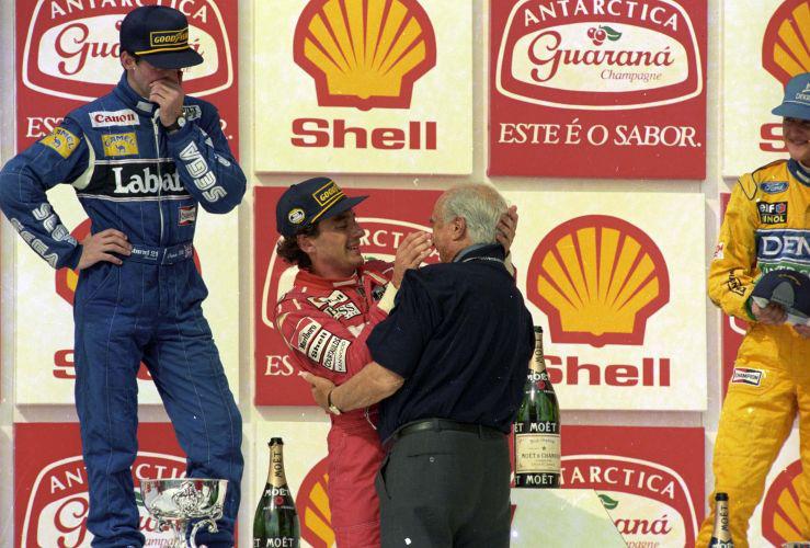 The embrace between Senna and Fangio who came up to deliver the trophies.