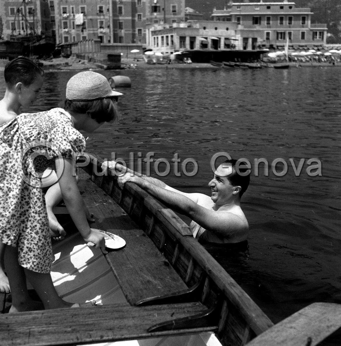 Alberto Ascari at the sea in Santa Margherita Ligure in company of the sons Tonino and Patrizia on July 01, 1952.