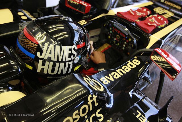 Kimi Raikkonen, Lotus E20 Renault, wore the black helmet design used by James Hunt.