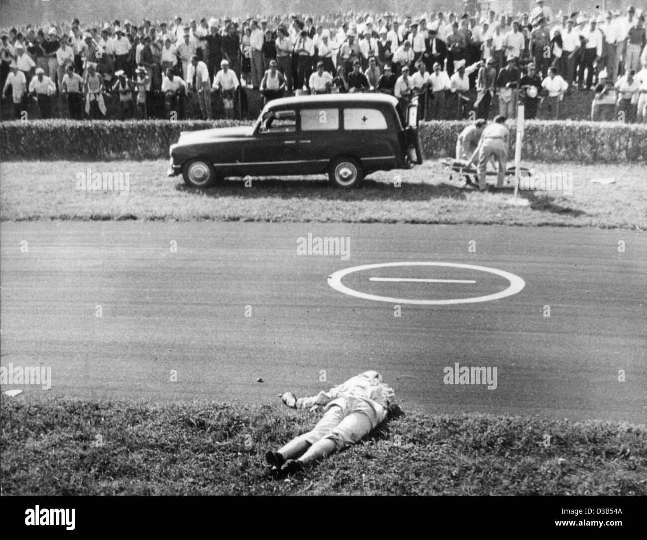 Wolfgang Berghe von Trips is lying dead on the ground, Monza, 10 September 1961. 