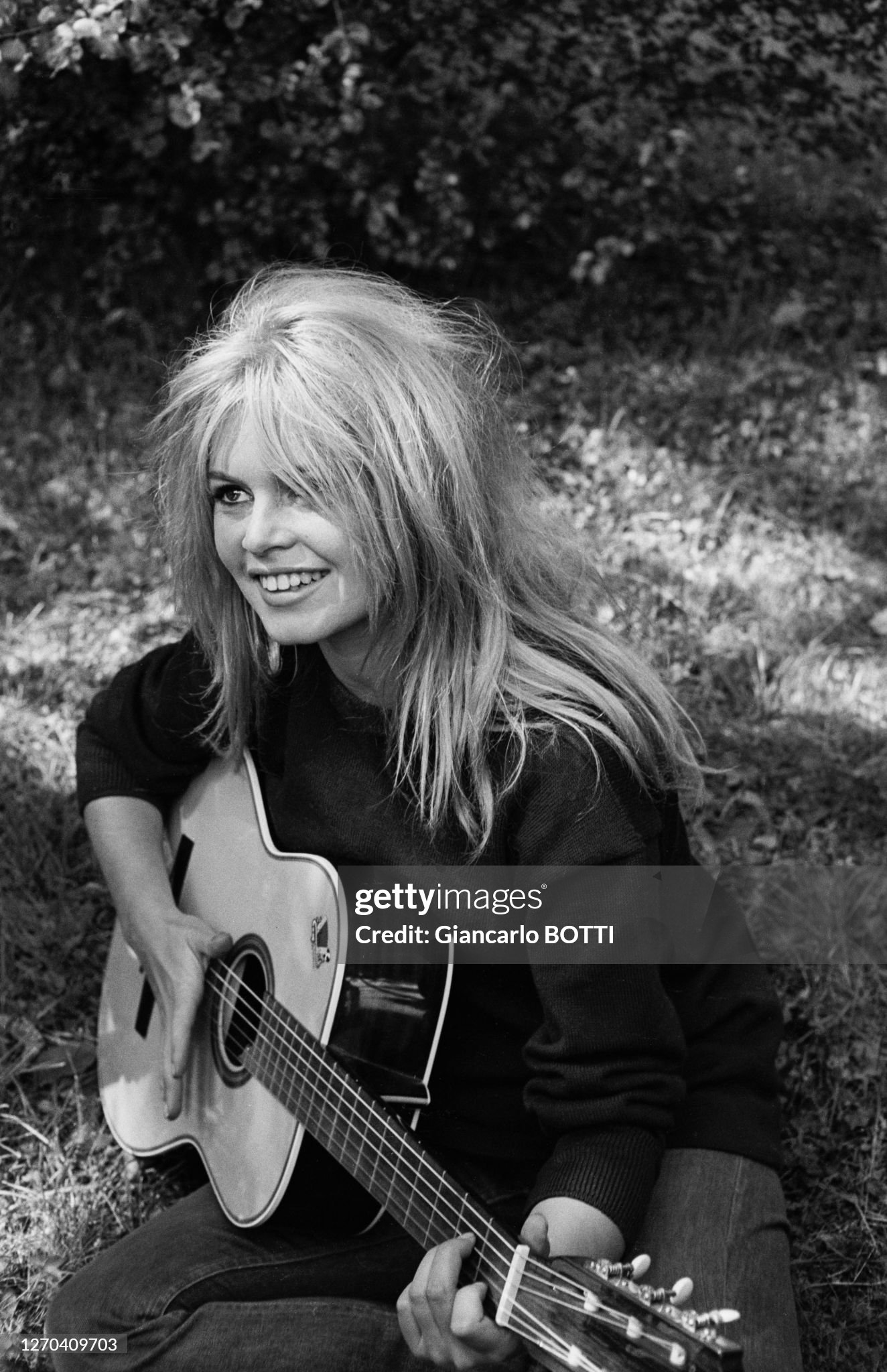 Brigitte Bardot playing the guitar during the filming of the film 'Private life' in Saint-Tropez in 1961. 