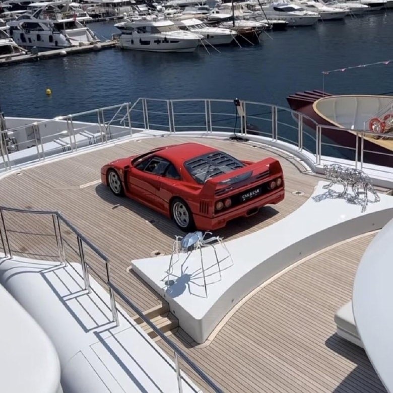 Sobriety in Monaco: a Ferrari F40 parked… on a boat.
